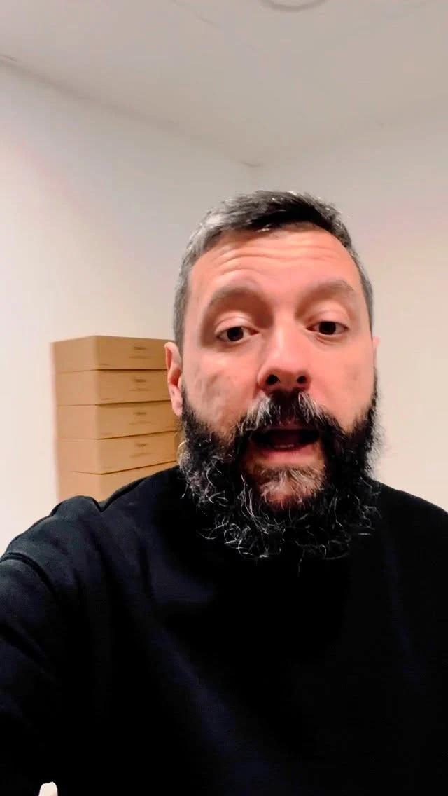 Tener una opinión está guay y eso, pero que tampoco hace falta contársela a todo el mundo eh, te la guardas y tal y si te preguntan pues genial, pero entrar a una tienda a esto que os cuento en el vídeo es un poco pasarse yo creo…